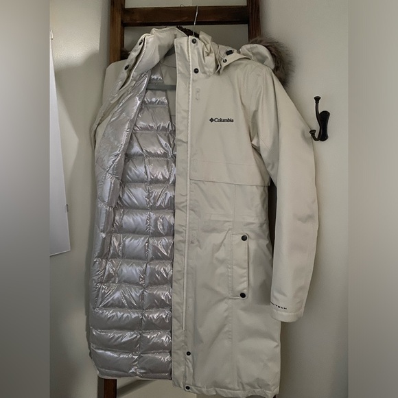 Down parka with Omni heat.  Wind and water resistant. - Picture 2 of 4